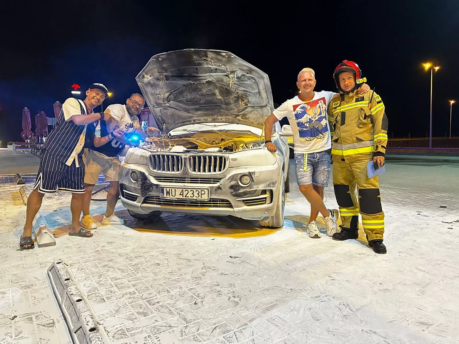 Pilne! Zagrożenie eksplozją?! Auto znanego gwiazdora disco polo Dbomb zapaliło się w trakcie jazdy! Akcja gaśnicza - wezwano służby | ZDJĘCIA

